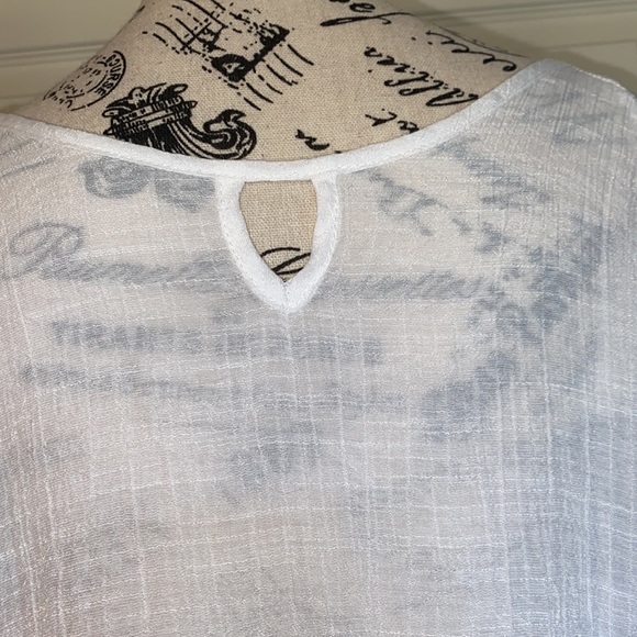 Adorable Boho gauzy white blouse with bell sleeves. Soft flowy fabric. - Picture 5 of 8